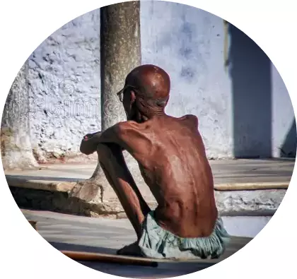 armut-indien-mit-alten-dünnen-männern-mageren-menschen-auf-der-straße-163204690