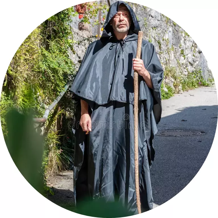 ein-alter-mönch-einem-umhang-steht-einer-ruhigen-straße-die-hölzernes-personal-umgibt-umgeben-von-farbenfrohen-blättern-337062785