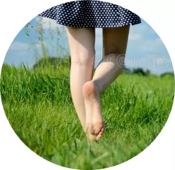 frau-bearfoot-weg-im-gras-117725848