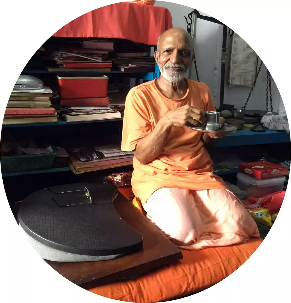 hamsananda-having-tea