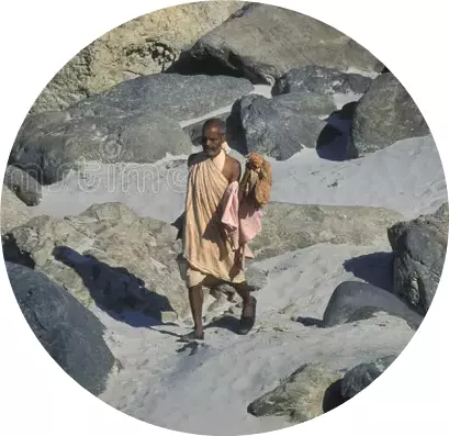 indiana-uttarakhand-rishikesh-street-sadhus-heilige-männer-und-straße-heiligen-ganges-fluss-der-stadt-provinz-india-324773804