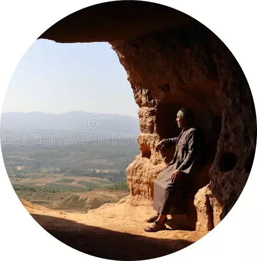 lokalisierter-einsiedler-mann-mit-djellaba-und-palästinensisches-schal-sitzen-eingang-einer-höhle-auf-dem-hoch-eines-berges-155011453