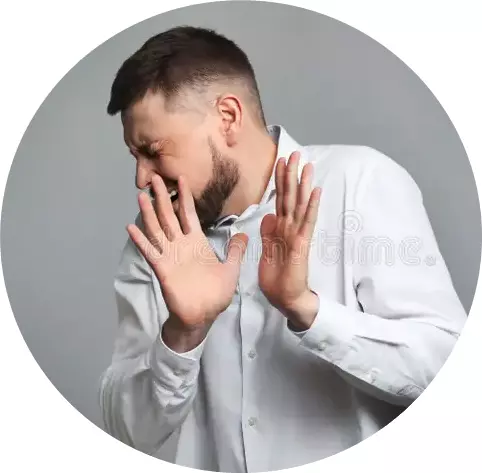 porträt-eines-mannes-der-angst-auf-grauem-hintergrund-fühlt-grau-223404372