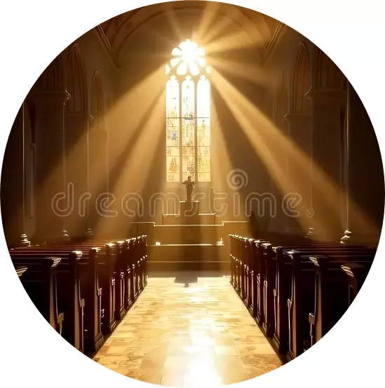 sonnenstrahlen-leuchten-durch-das-fenster-einer-leeren-kirche-kapelle-mit-bänken-und-großen-fenstern-friedenskonzept-konzept-355765679